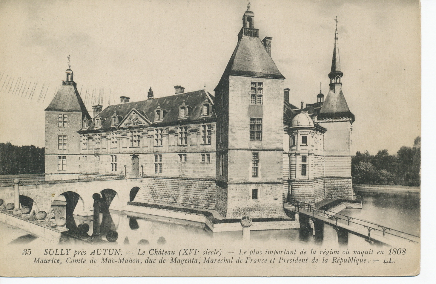 Sully près Autun. Le château (XVIe s.). Le plus important de la région où naquit en 1808 Maurice, comte de Mac-Mahon, duc de Magenta, Maréchal de France et Président de la République.