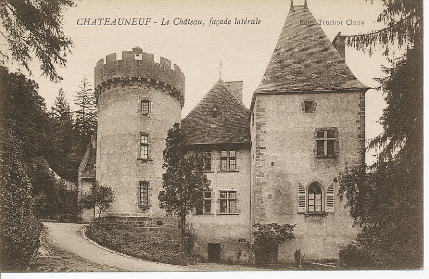 Châteauneuf. Le château, façade latérale.