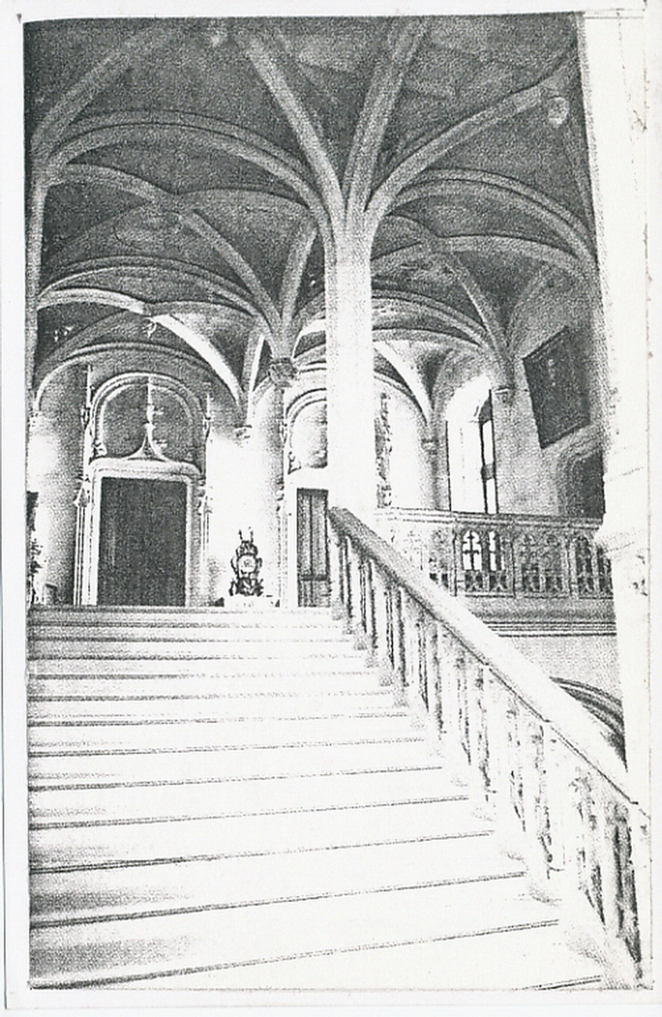 Flamboyance du néo-gothique au château (ISMH, Saône-et-Loire) de Chaumont.
