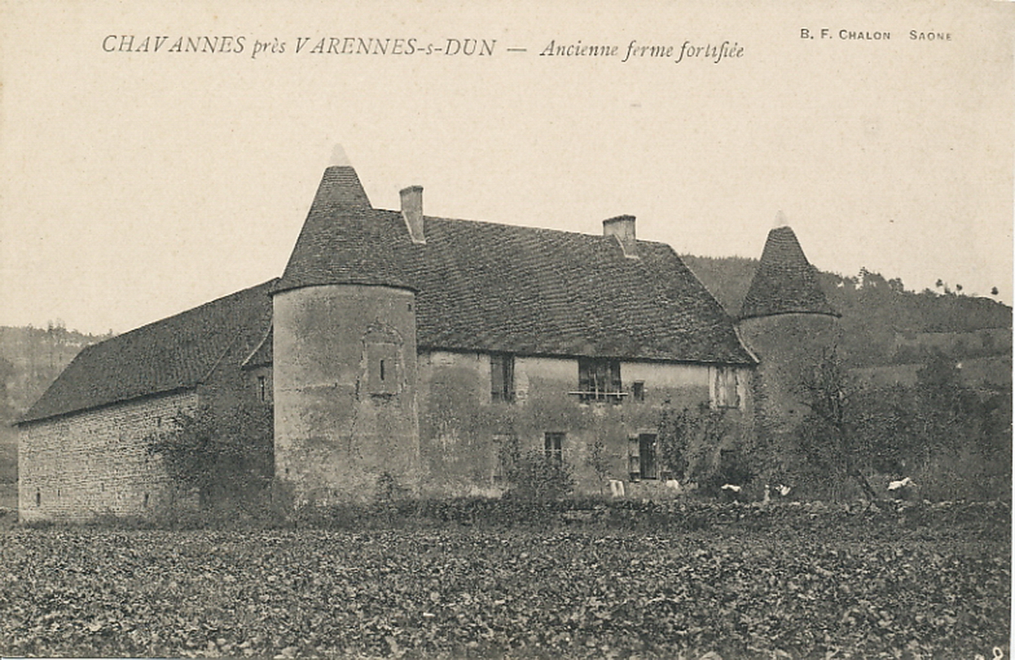 Chavannes près Varennes-sous-Dun. Ancienne ferme fortifiée.