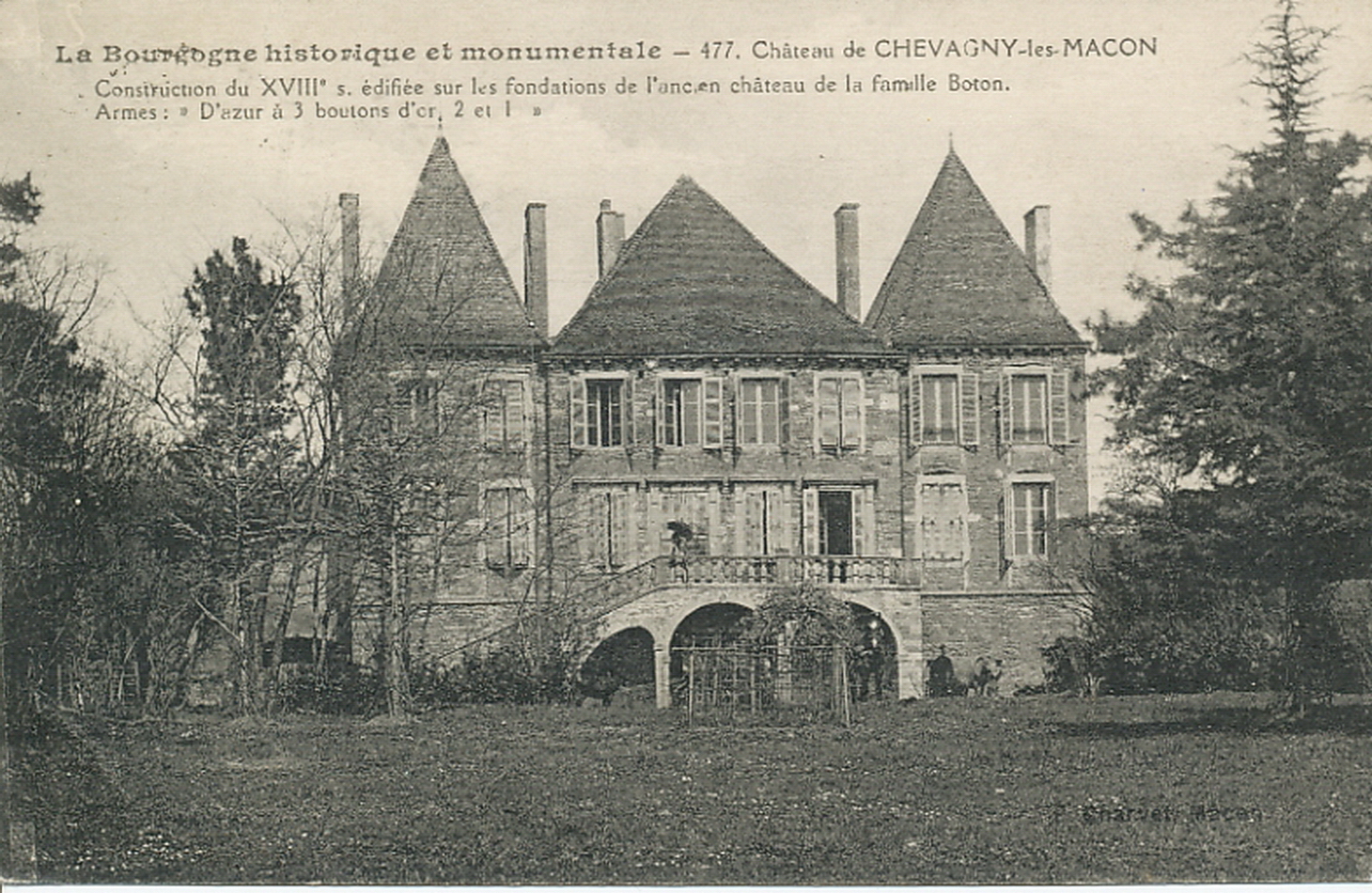 La Bourgogne historique et monumentale. Château de Chevagny-lès-Mâcon. Construction du XVIIIe s. édifiée sur les fondations de l'ancien château de la famille Boton. Armes : d'azur à 3 boutons d'or 2 et 1.