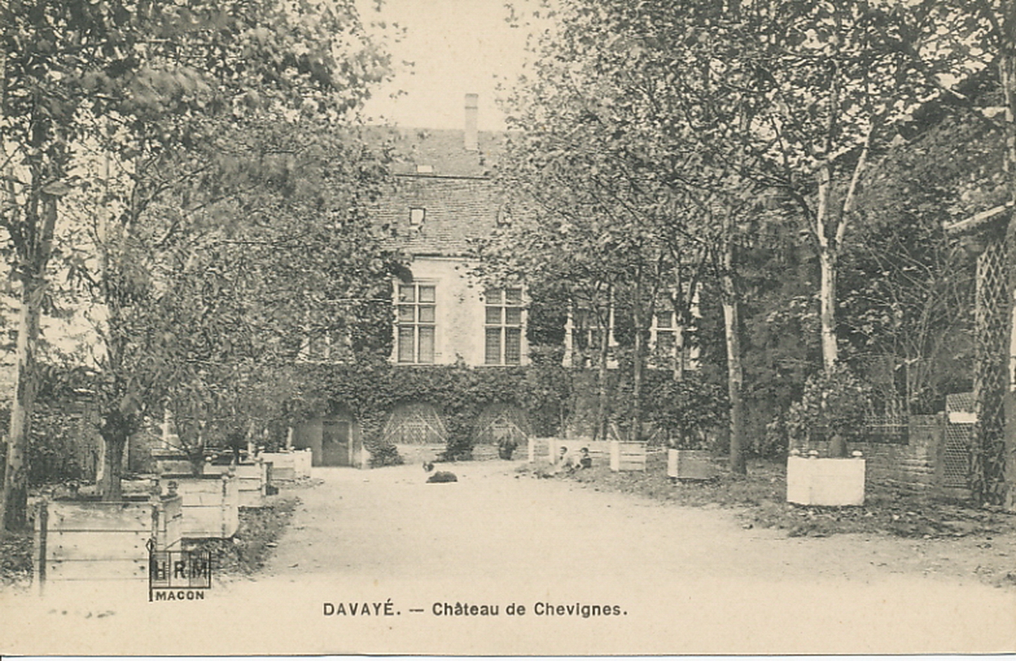 Davayé. Château de Chevignes.