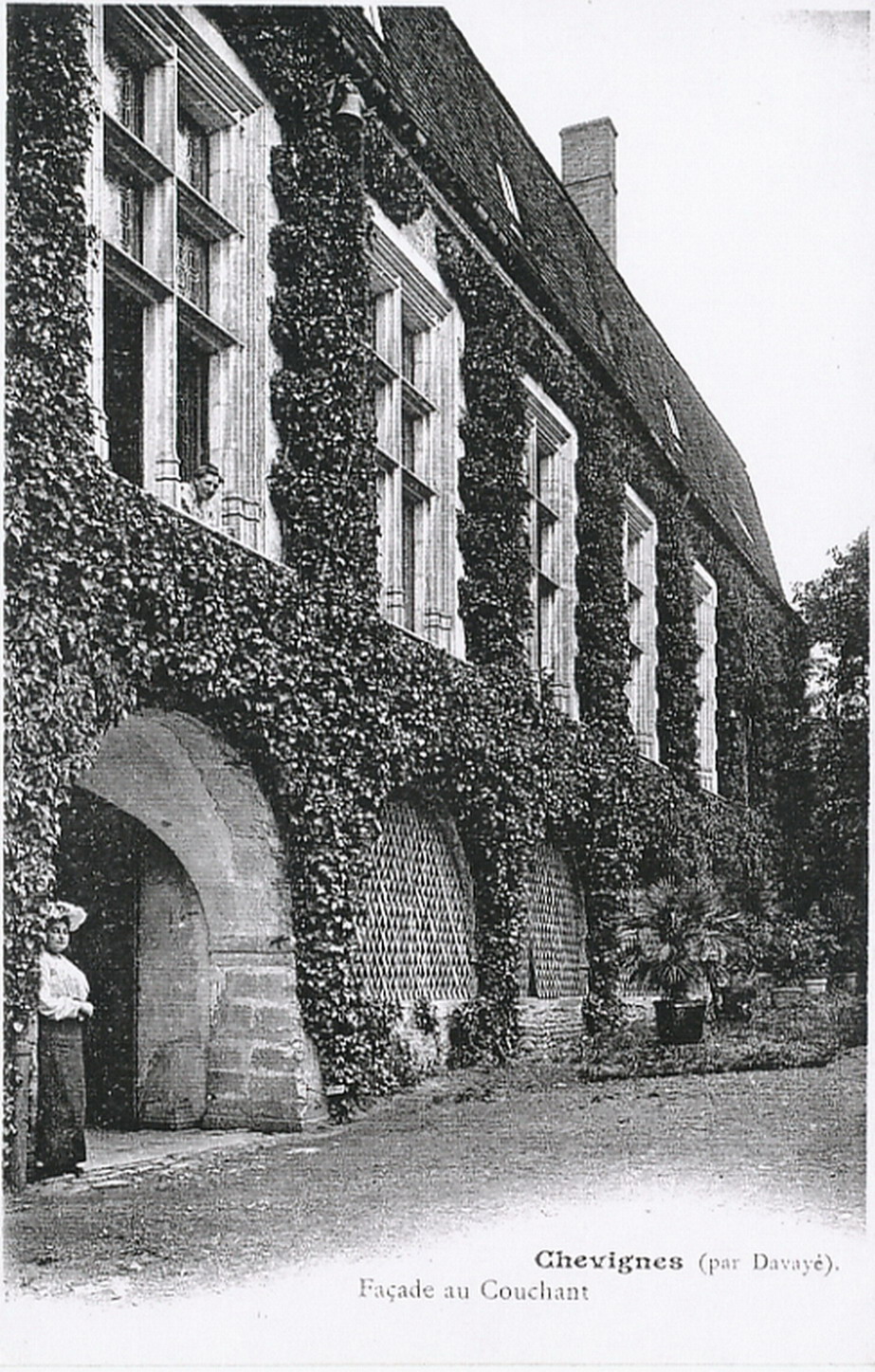 Chevignes (par Davayé). Façade au couchant.