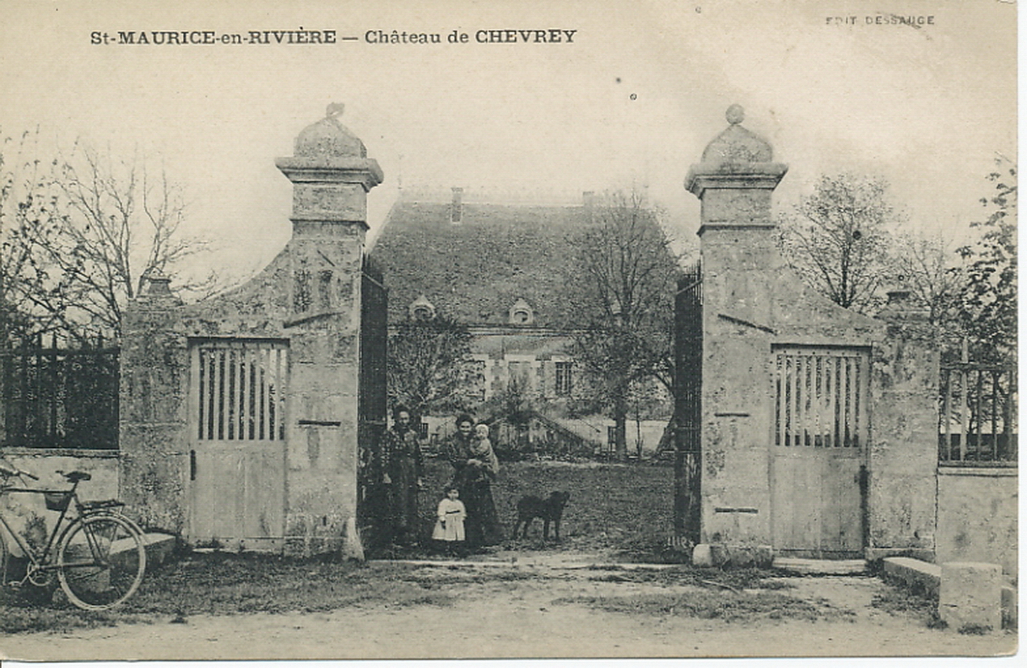 Saint-Maurice-en-Rivière. Château de Chevrey.