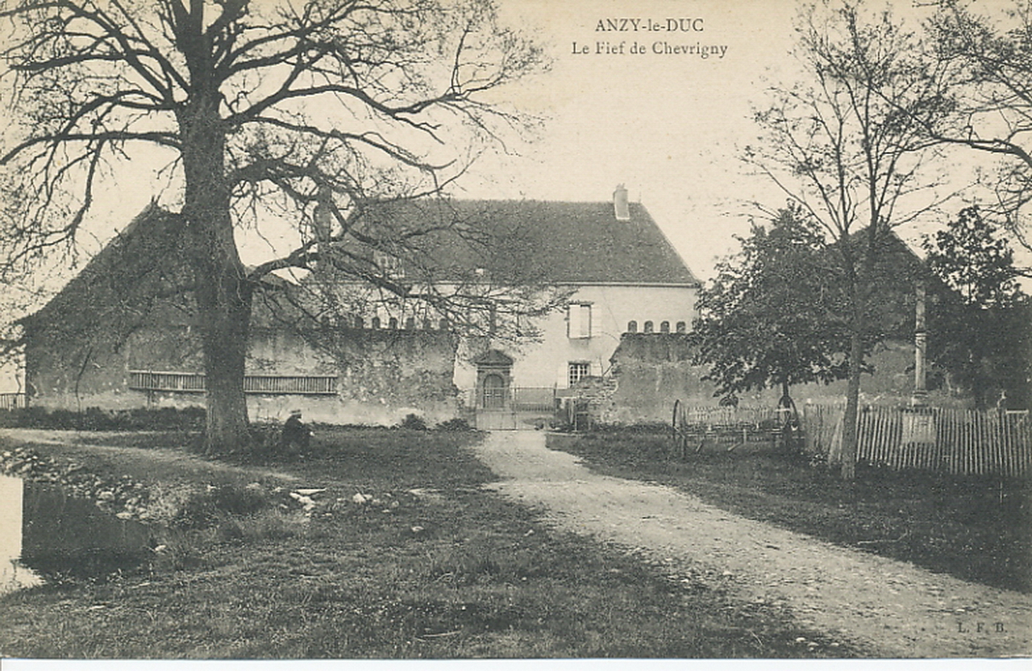 Anzy-le-Duc. Le fief de Chevrigny.