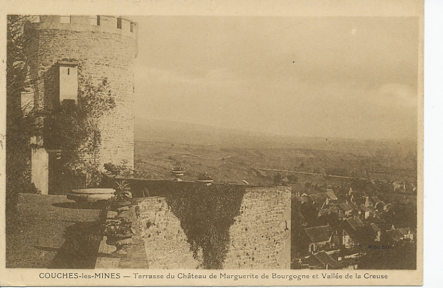 Couches-les-Mines. Terrasse du château de Marguerite de Bourgogne et vallée de la Creuse.