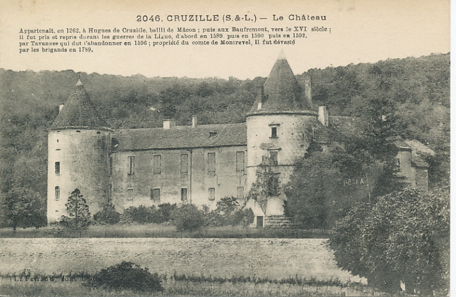 Cruzille. Le château. Appartenait, en 1262, à Hugues de Cruzille, bailli de Mâcon ; puis aux Baufremont, vers le XVIe s ; il fut pris et repris durant les guerres de la ligue, d'abord en 1589 puis en 1590 puis en 1592 par Tavannes qui dut l'abandonner en 1596 ; propriété du comte de Montrevel, il fut dévasté par les brigands en 1789.