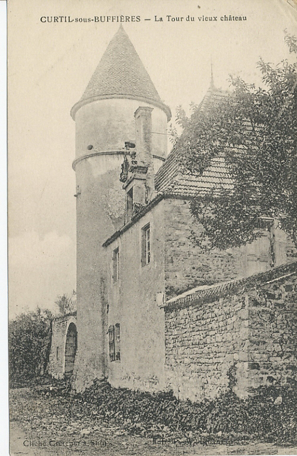 Curtil-sous-Buffières. La tour du vieux château.