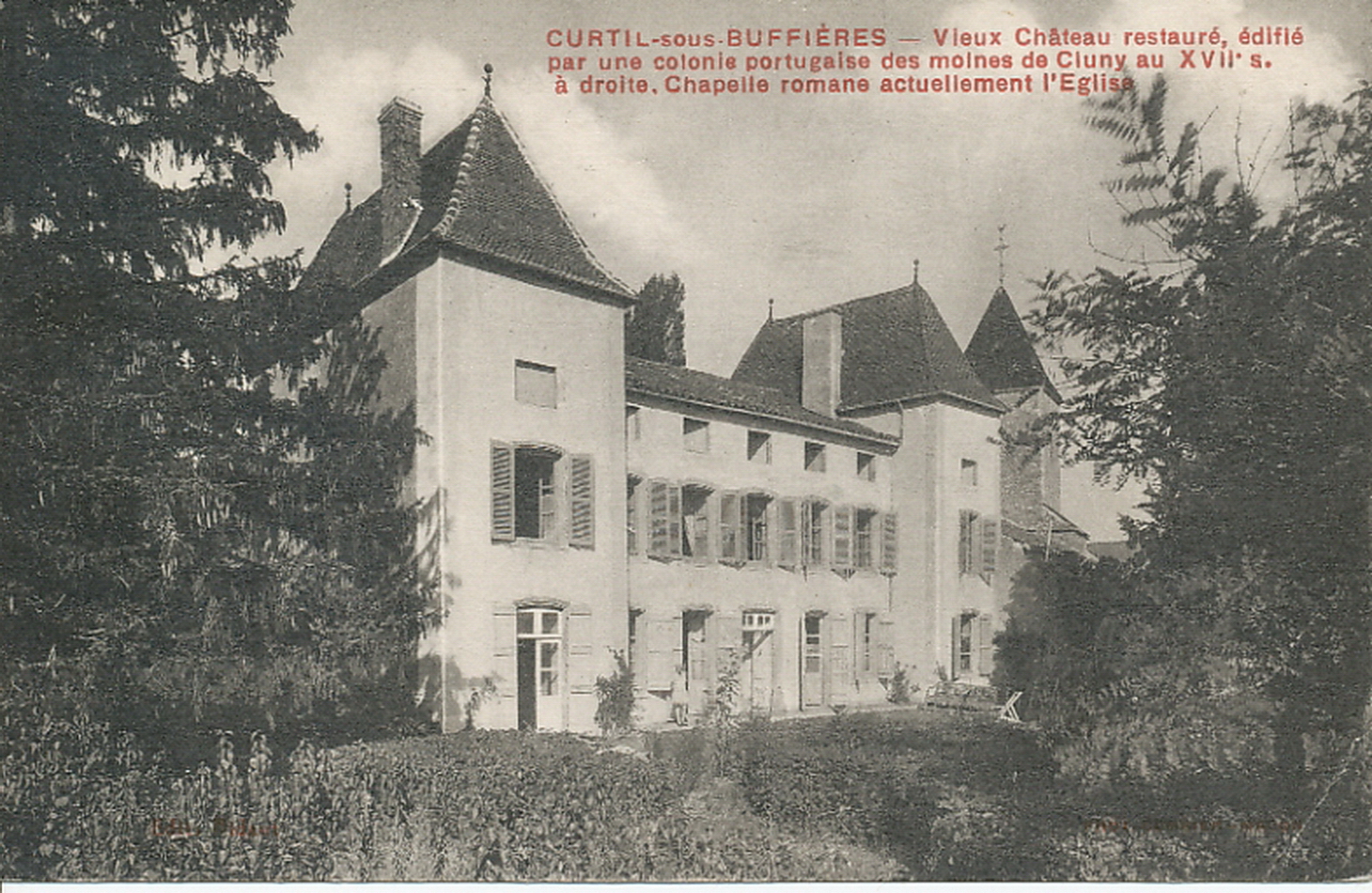 Curtil-sous-Buffières. Vieux château restauré, édifié par une colonie portugaise des moines de Cluny au XVIIe s. à droite, chapelle romane actuellement l'église.