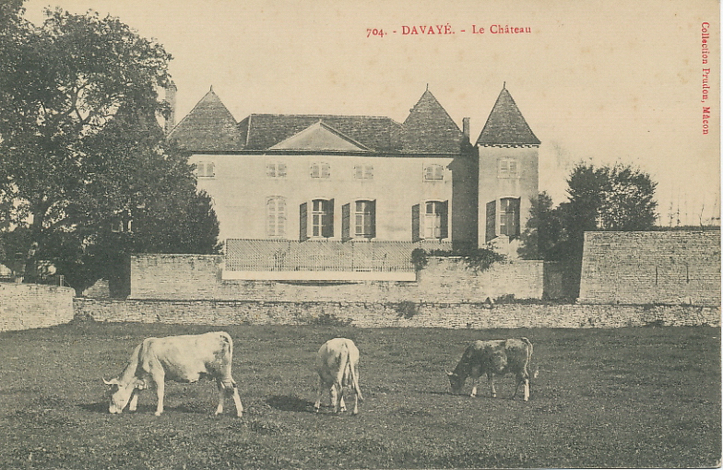Davayé. Le château.
