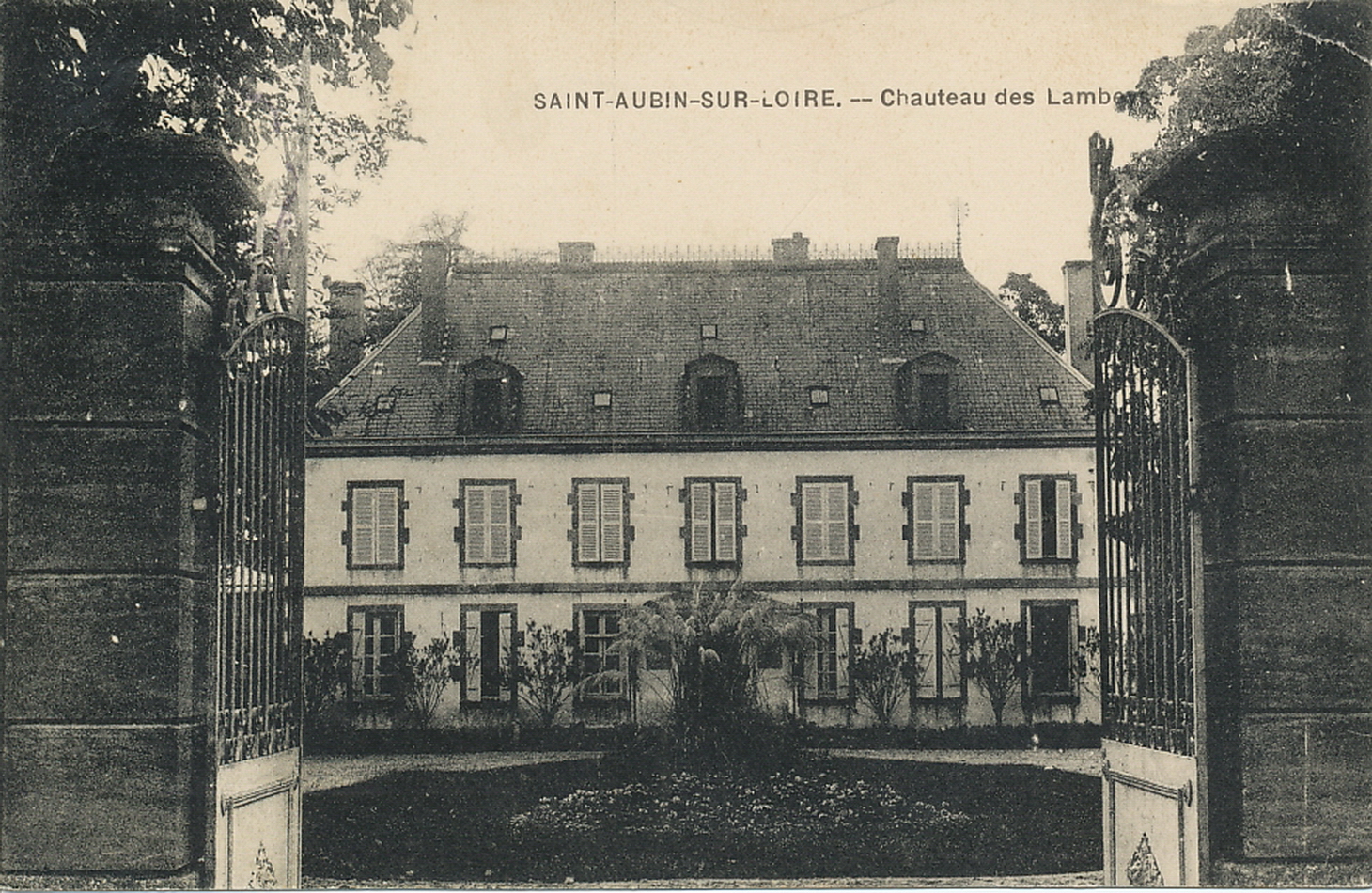 Saint-Aubin-sur-Loire. Château des Lambeys.