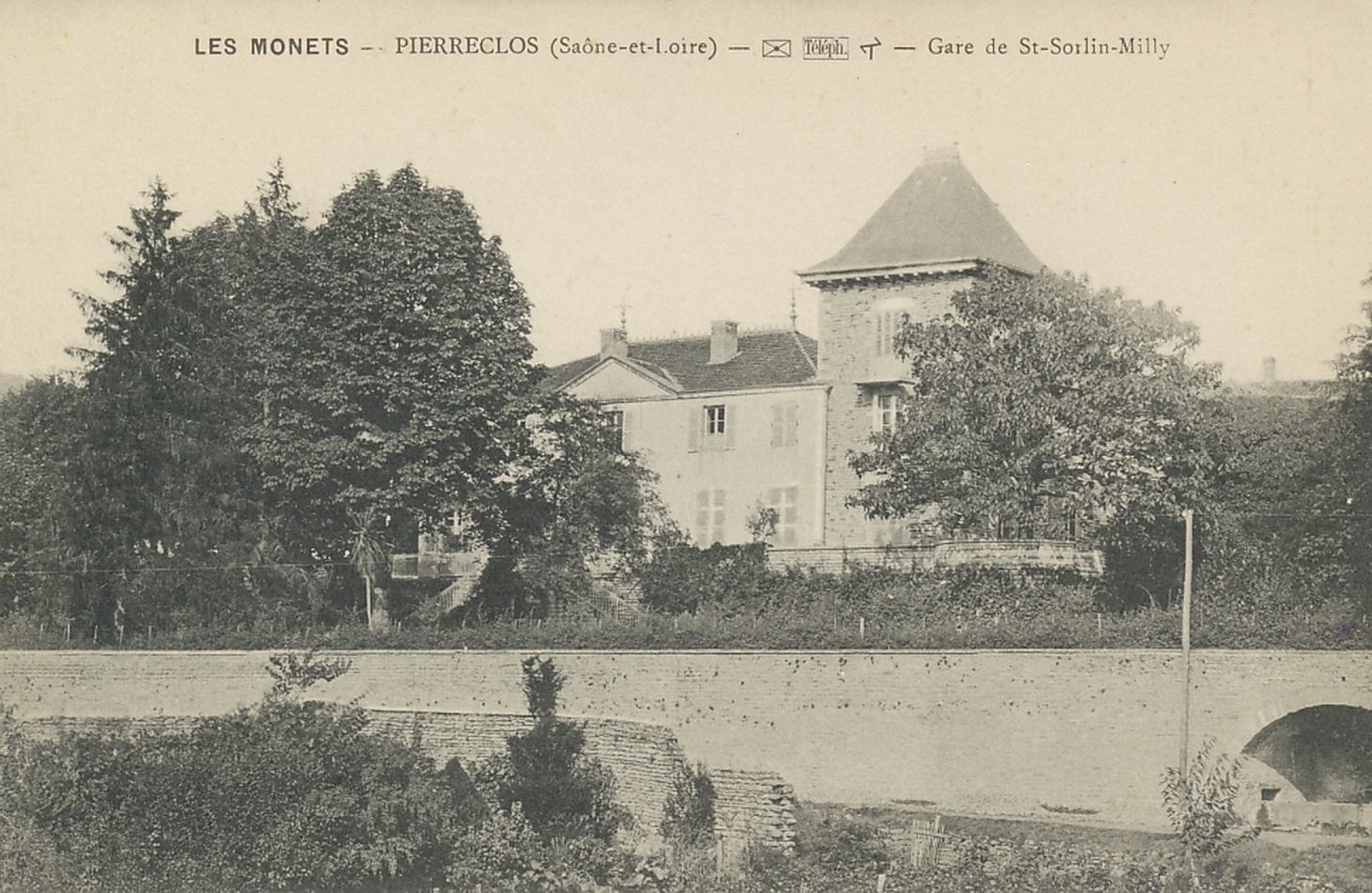 Les Monets. Pierreclos. Gare de Saint-Sorlin-Milly.