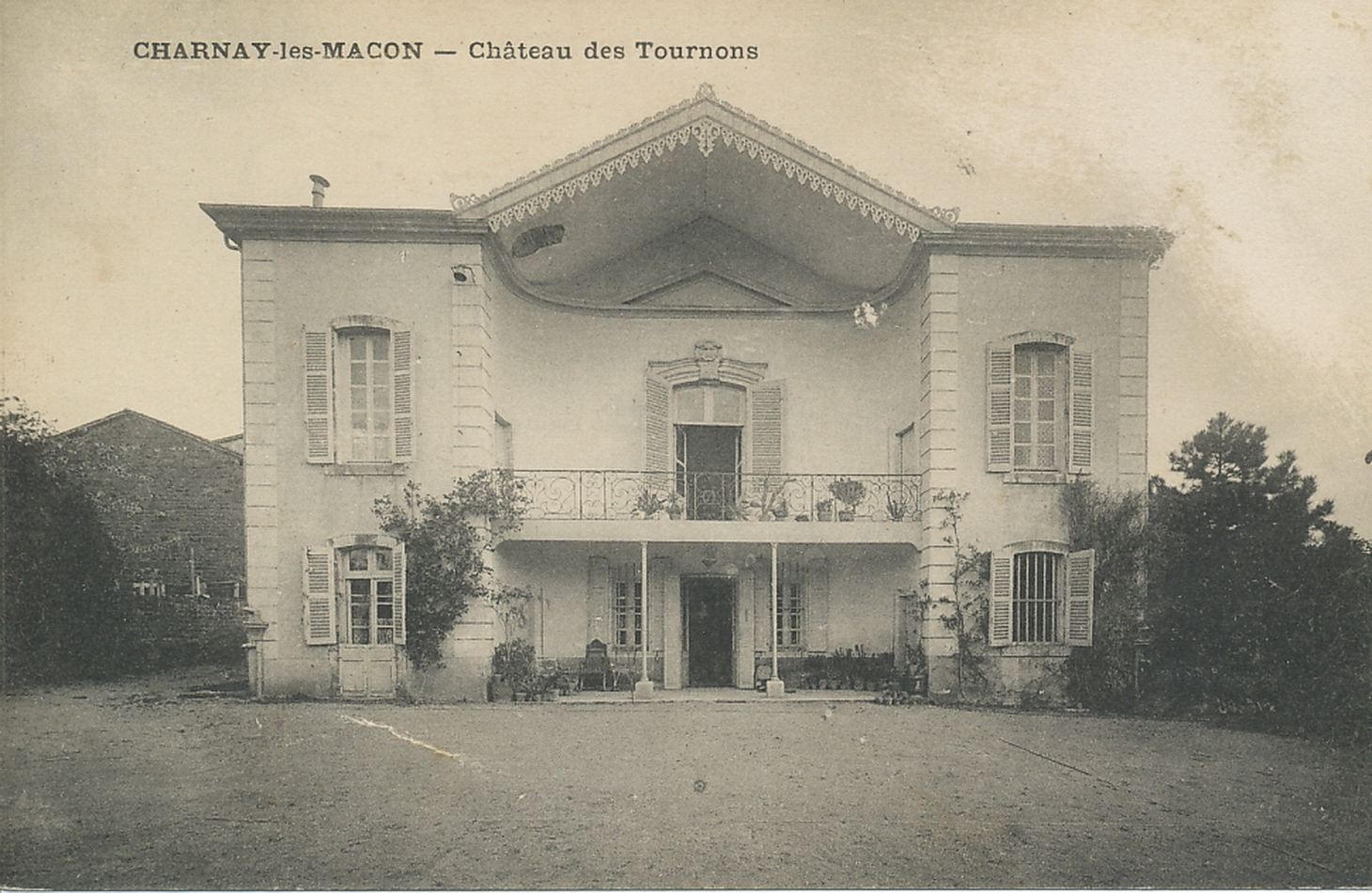 Charnay-lès-Mâcon. Château des Tournons.