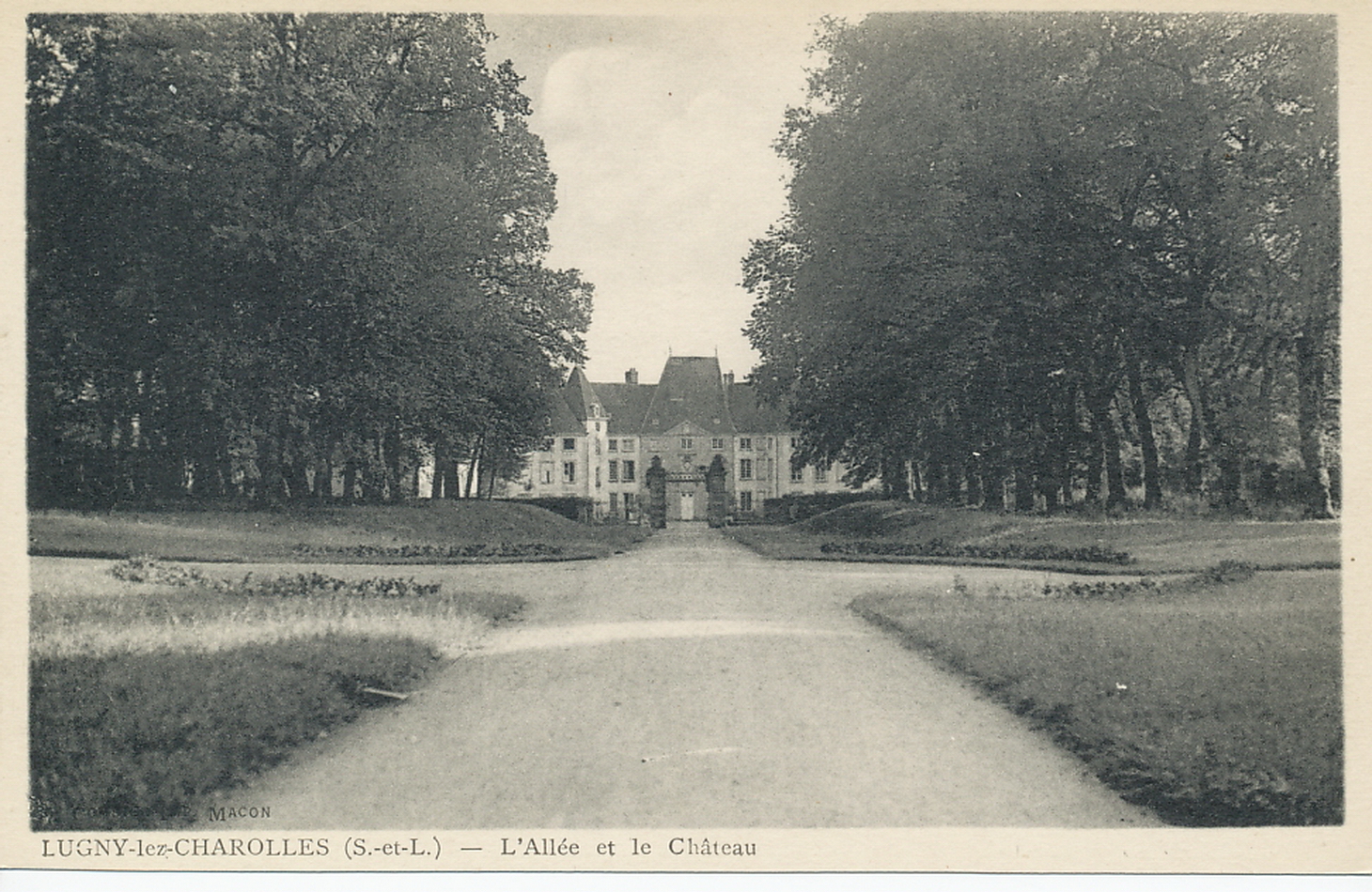 Lugny-lès-Charolles. L'allée et le château.