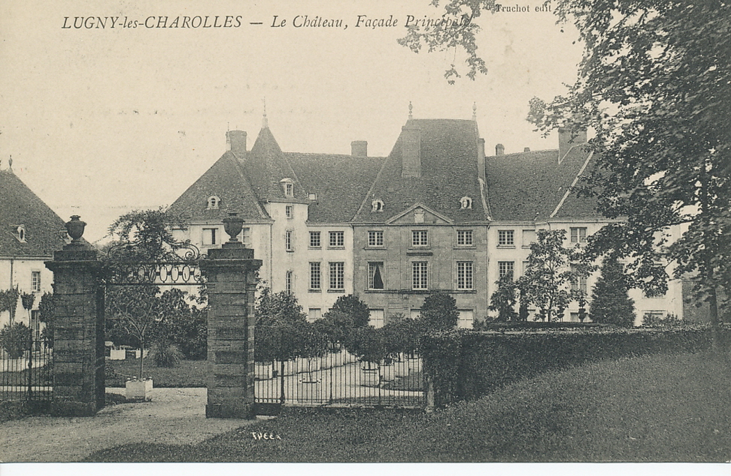 Lugny-lès-Charolles. Le château, façade principal.
