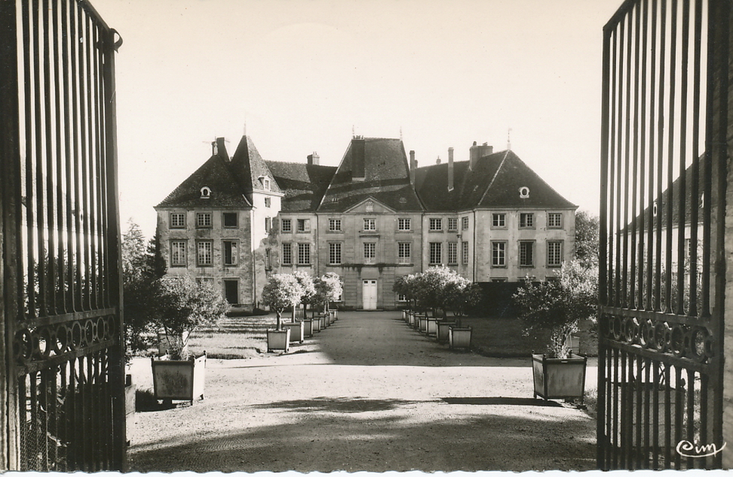 Lugny-lès-Charolles. Le château. Entrée côté Nord.