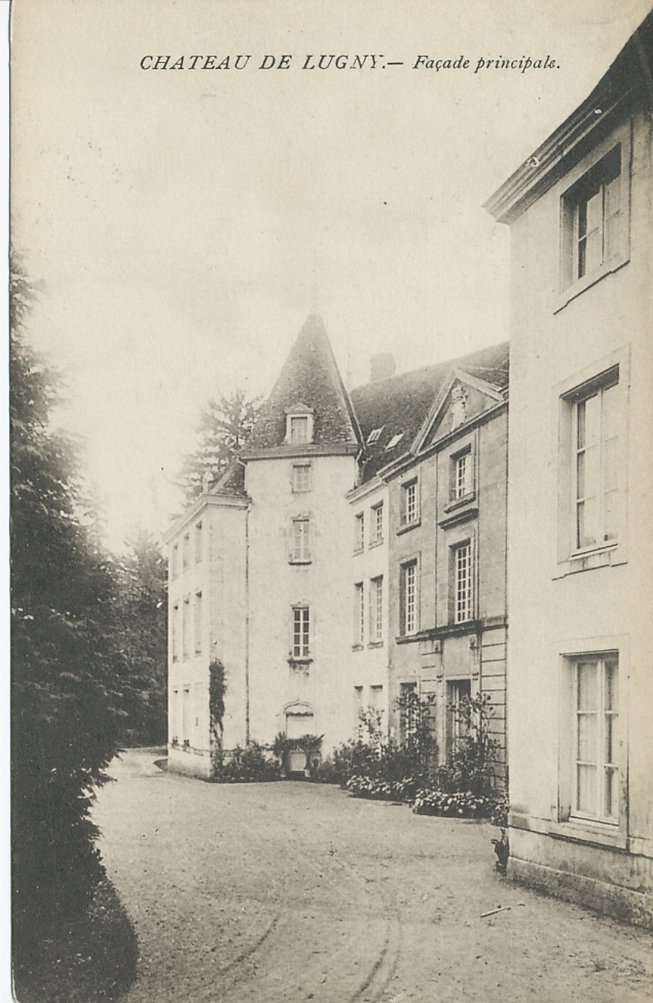 Château de Lugny. Façade principale.