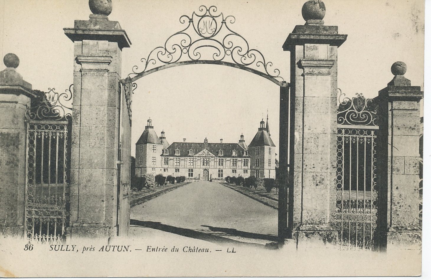 Sully, près d'Autun. Entrée du château.