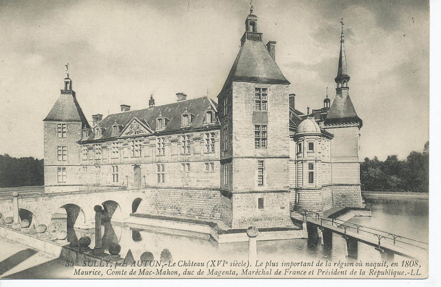 Sully, près d'Autun. Le château (XVIe s.). Le plus important de la région où naquit en 1808, Maurice, Comte de Mac-Mahon, duc de Magenta, Maréchal de France et Président de la République.