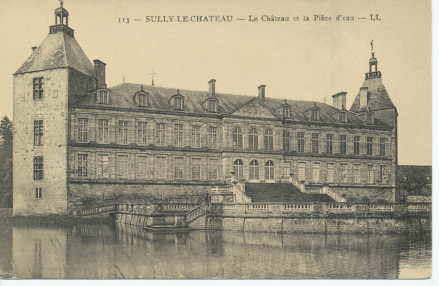 Sully-le-Château. Le château et la pièce d'eau.