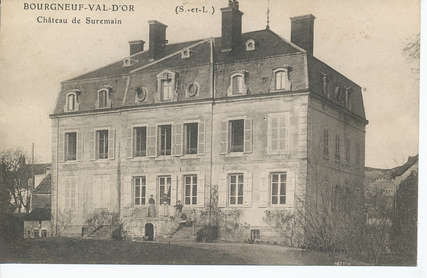 Bourgneuf-Val-d'or. Château de Suremain.