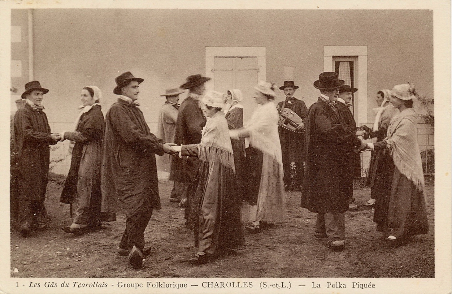 Les gâs du tçarollais. Groupe folklorique de Charolles. La polka piquée.
