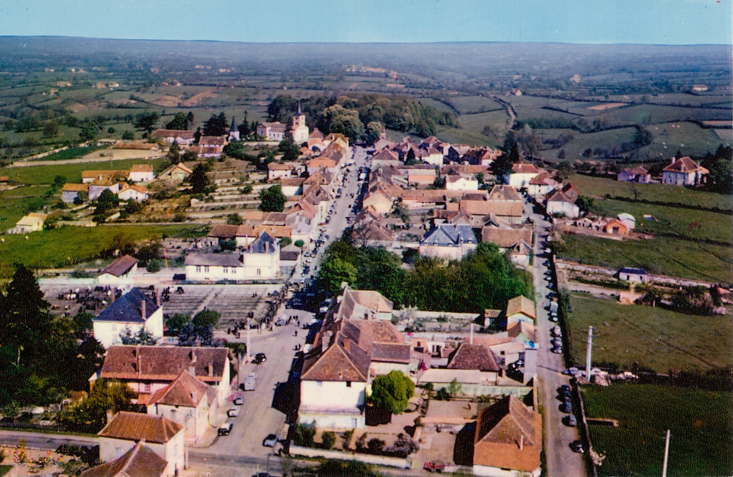 Saint-Christophe-en-Brionnais. Vue générale aérienne.