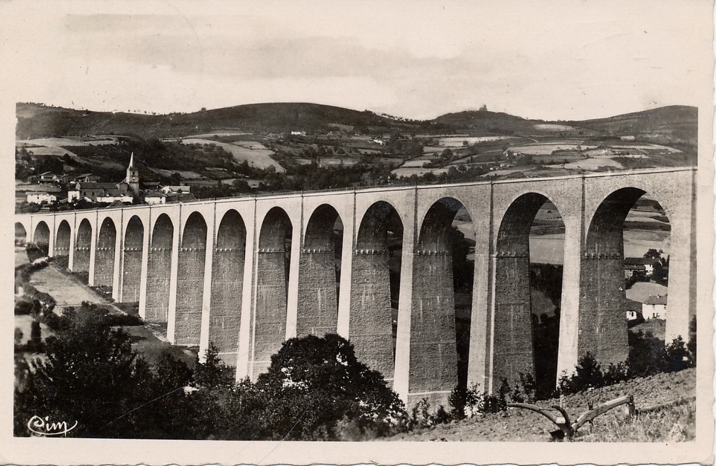 Viaduc de Mussy-sous-Dun. Commencée en février 1892, sous la direction de M. Morris, ingénieur en chef, il a été terminé en août 1895. Sa longueur totale est de 651 mètres, sa hauteur de 60 mètres ; il est entré 75 000 mètres cubes de maçonnerie. Les 18 arches ont chacune 18 mètres d'ouverture. Il a coûté 3 millions. Dans le lointain, on aperçoit le Mont Dun et la Chapelle.