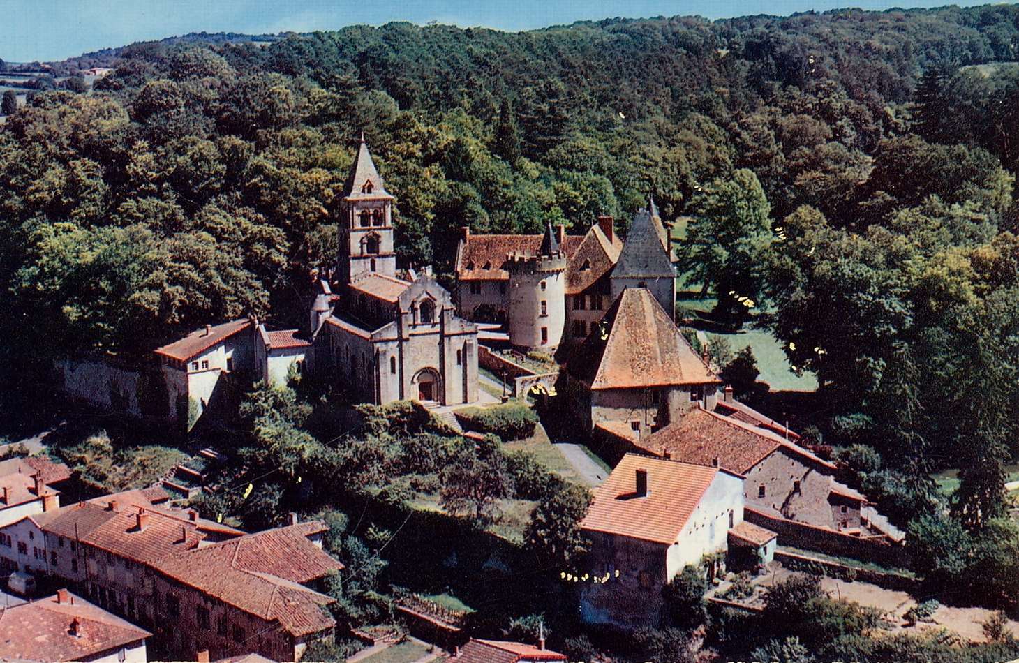 Châteauneuf. Vue aérienne sur l'église (XIIe s) et le château.