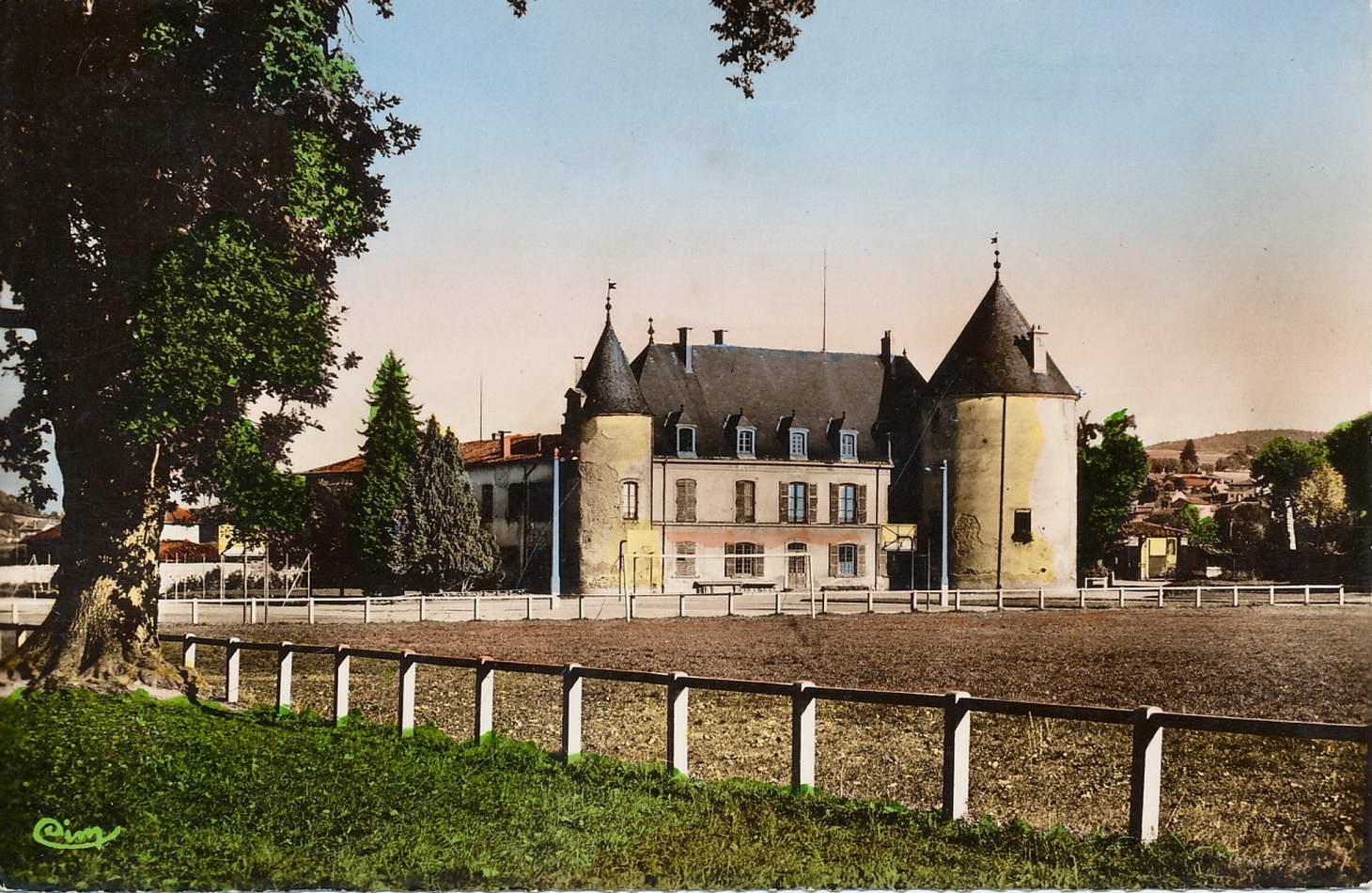 Chauffailles. Le château et le stade.