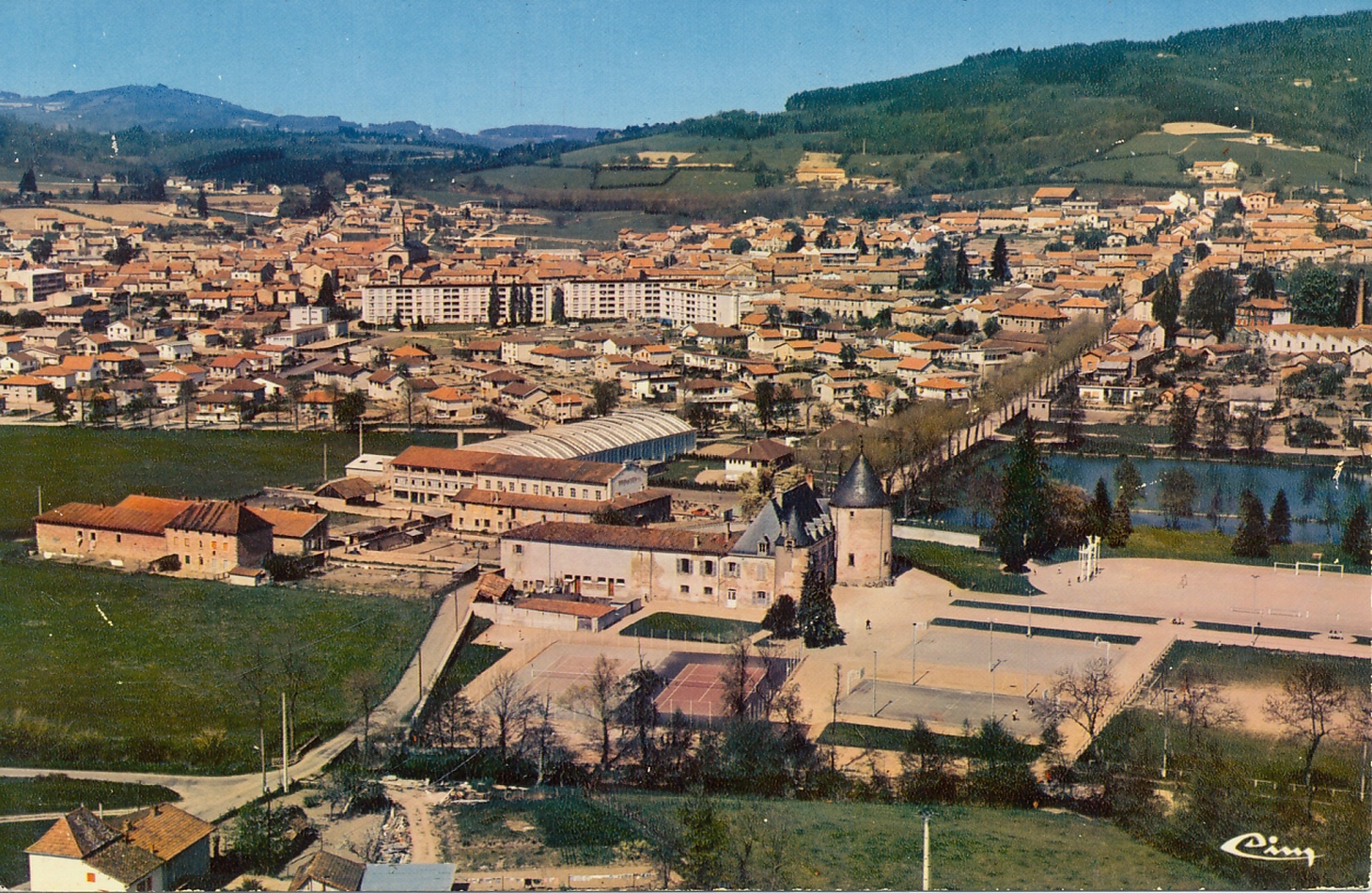 Chauffailles. Vue panoramique aérienne. Le stade et le château.